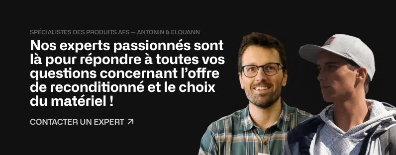 Deux hommes sourient et discutent avec du texte en français